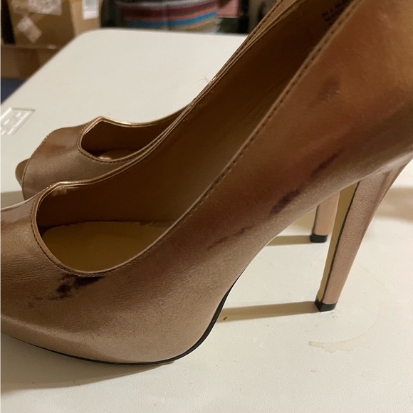 Worn once , Diba gold open toe pumps with 5” heel offset by 1” platform. Size 9 - Picture 8 of 8
